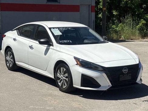 Used 2024 Nissan Altima 2.5 S FWD image 2