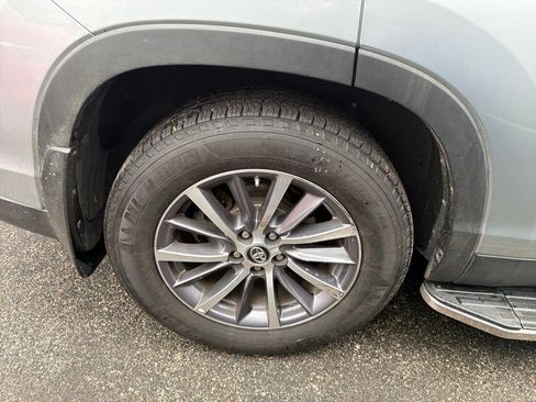 Used 2019 Toyota Highlander XLE image 5