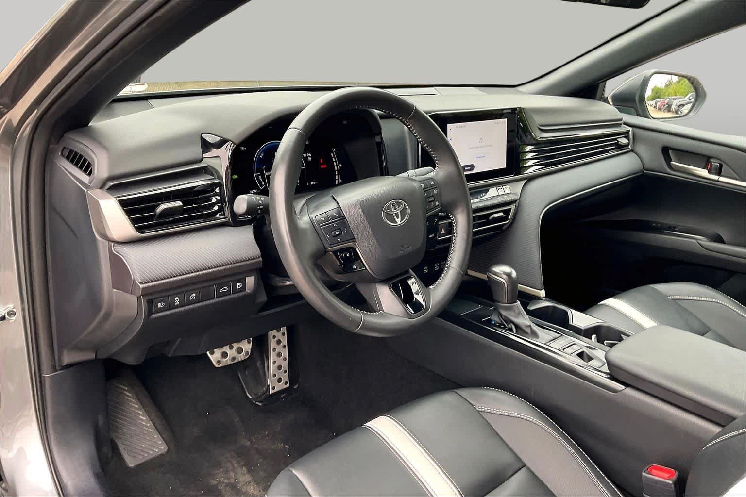 Used 2025 Toyota Camry SE w/ Convenience Package AWD/4WD image 17