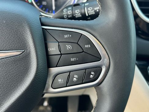 Used 2024 Chrysler Pacifica Touring-L image 25
