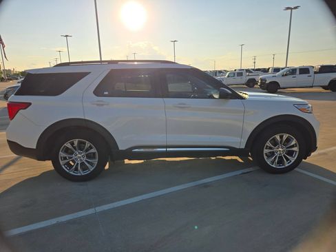 Used 2021 Ford Explorer XLT w/ Equipment Group 202A RWD image 2