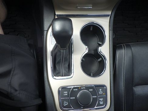 Used 2017 Jeep Grand Cherokee Overland w/ Jeep Active Safety Group AWD/4WD image 29