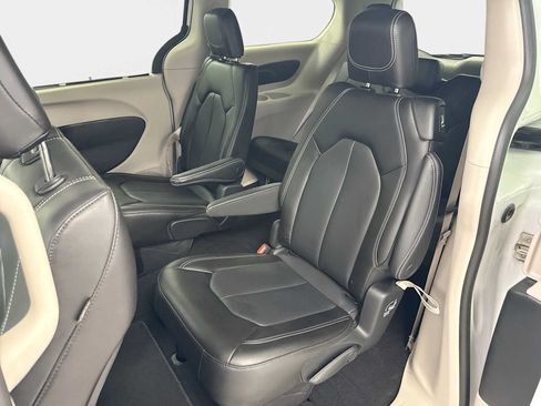 Used 2023 Chrysler Pacifica Touring-L FWD image 21