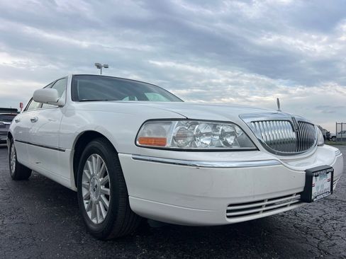 Used 2003 Lincoln Town Car Signature RWD image 1