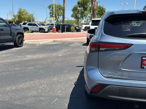 Used 2021 Toyota Highlander LE FWD image 8
