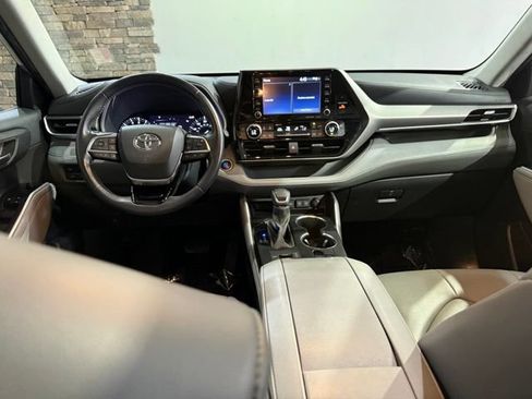 Used 2021 Toyota Highlander XLE AWD/4WD image 26