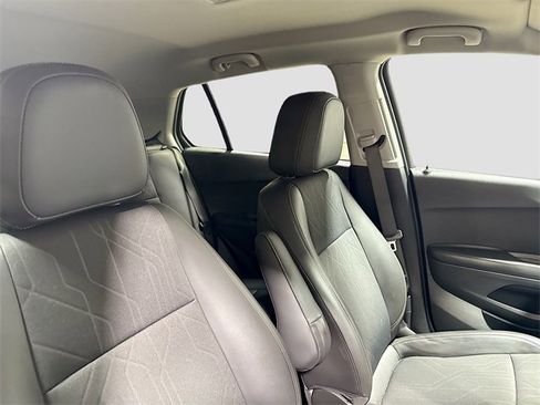 Used 2022 Chevrolet Trax LT w/ LT Convenience Package image 26