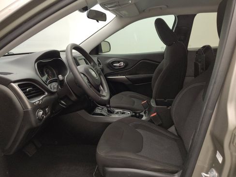 Used 2019 Jeep Cherokee Latitude w/ Popular Appearance Group FWD image 17
