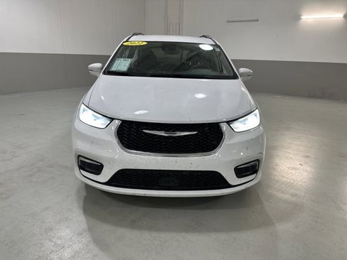 Used 2022 Chrysler Pacifica Touring-L image 2