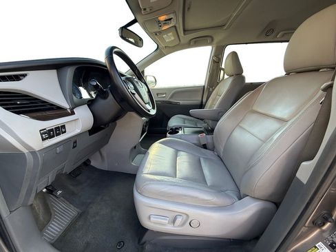 Used 2015 Toyota Sienna XLE w/ XLE Navigation Package image 9