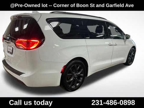 Used 2018 Chrysler Pacifica Touring-L Plus w/ S Appearance Package FWD image 5