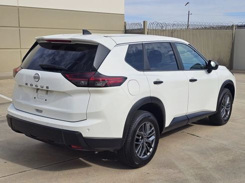 Used 2024 Nissan Rogue S FWD image 4