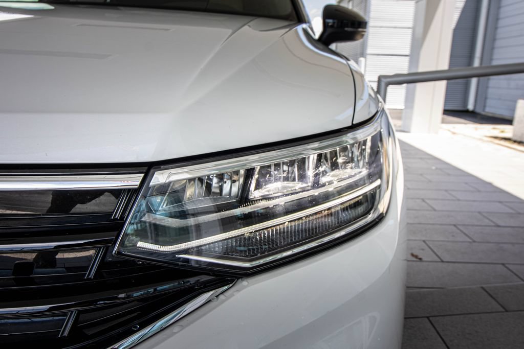 Certified 2024 Volkswagen Tiguan SE R-Line FWD image 7