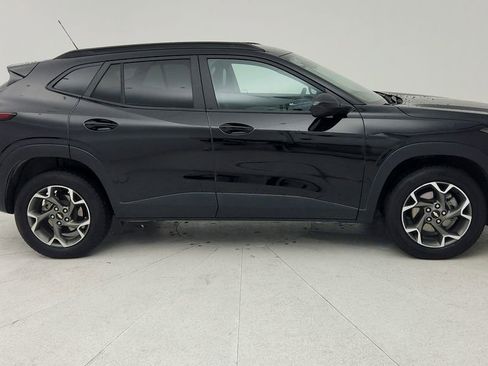 Used 2025 Chevrolet Trax LT FWD image 9