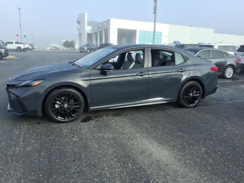 Used 2025 Toyota Camry SE image 7