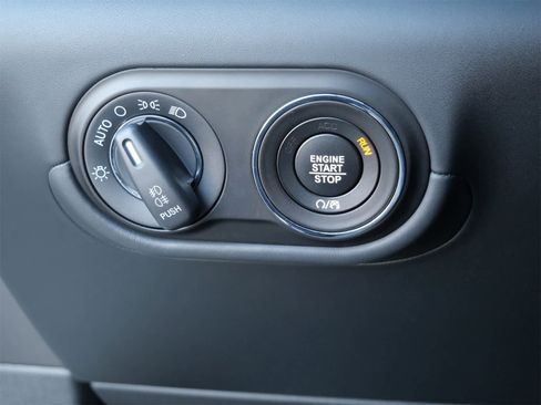 Used 2022 Maserati Levante Trofeo image 15