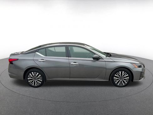 Used 2025 Nissan Altima 2.5 SV FWD image 16