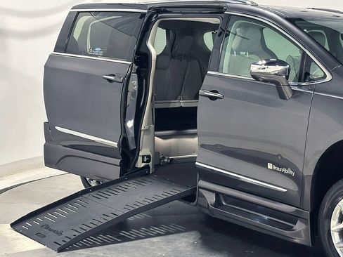 Used 2017 Chrysler Pacifica Limited FWD image 31