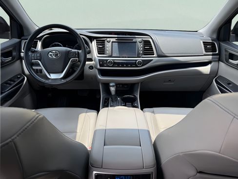 Used 2019 Toyota Highlander XLE FWD image 15
