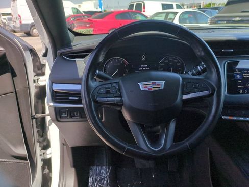 Used 2022 Cadillac XT4 Luxury w/ Cold Weather Package FWD image 20