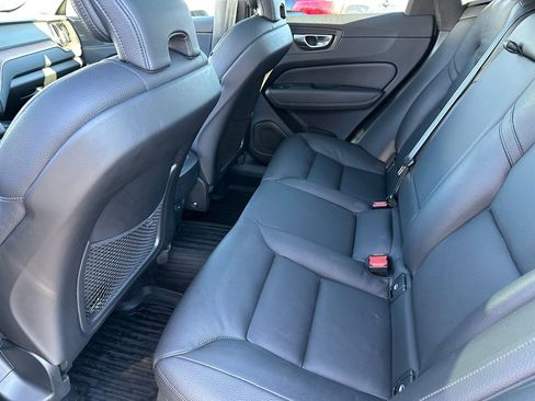 Used 2022 Volvo XC60 B5 Momentum w/ Climate Package image 19