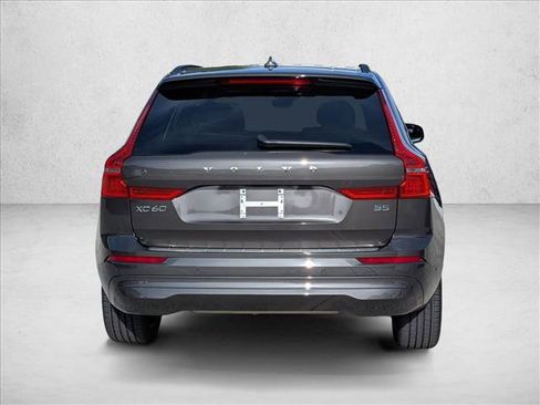 Used 2022 Volvo XC60 B5 Momentum w/ Advanced Package FWD image 6