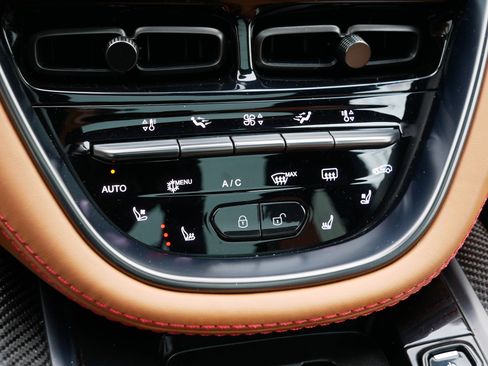 Used 2022 Aston Martin DBX image 23