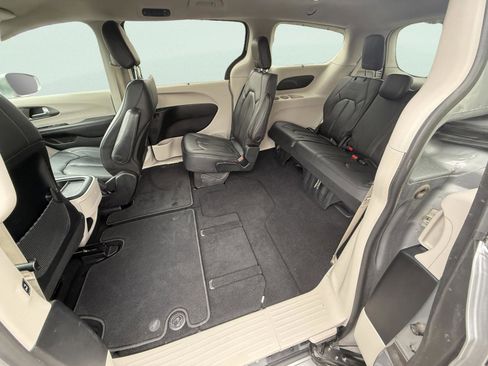 Used 2020 Chrysler Pacifica Touring-L FWD image 13
