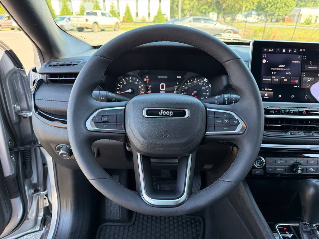 Used 2025 Jeep Compass Latitude w/ Convenience Group AWD/4WD image 15