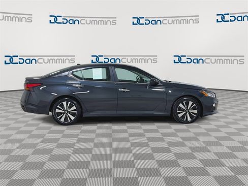 Used 2022 Nissan Altima 2.5 SV image 2