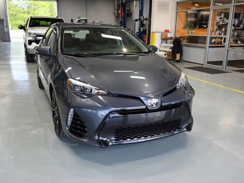 Used 2017 Toyota Corolla SE w/ SE Premium Package FWD image 3