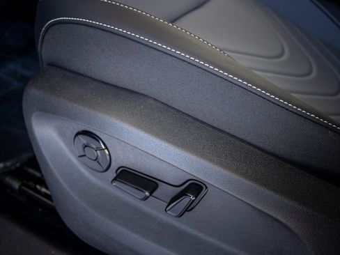 Certified 2025 Volkswagen Tiguan SE image 30