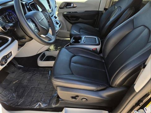 Used 2024 Chrysler Pacifica Touring-L FWD image 16