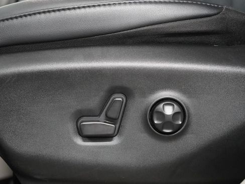 Used 2024 Chrysler Pacifica Touring-L FWD image 12