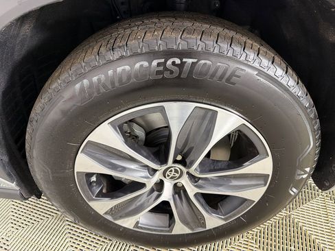 Used 2023 Toyota Highlander XLE image 12