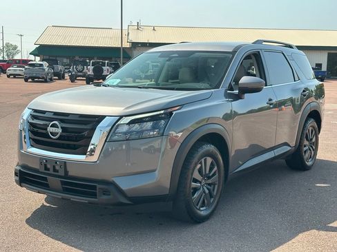 Used 2024 Nissan Pathfinder SV AWD/4WD image 4