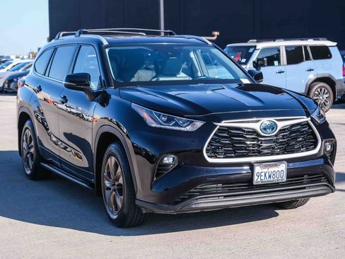 Used 2023 Toyota Highlander Bronze Edition FWD image 3