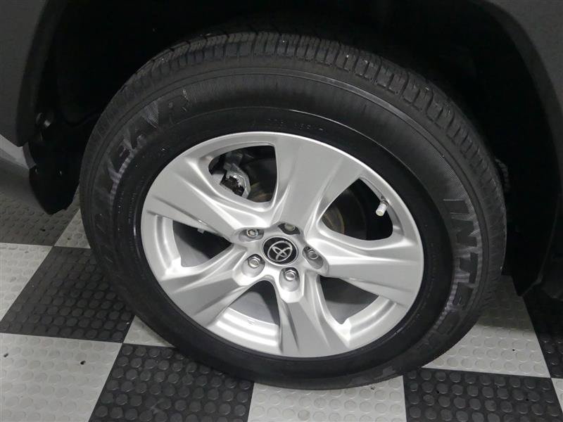 Used 2021 Toyota RAV4 LE AWD/4WD image 17