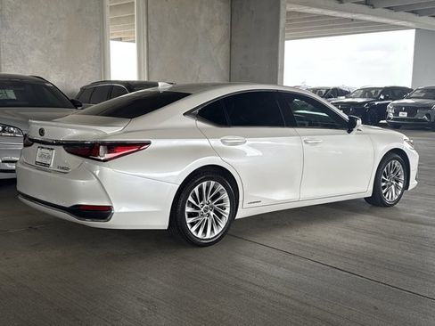 Used 2019 Lexus ES 300h Ultra Luxury w/ Accessory Package 2 image 6