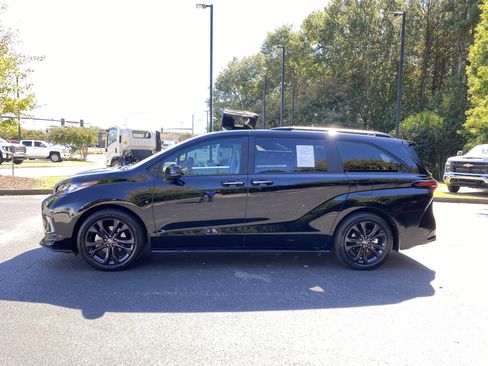 Used 2025 Toyota Sienna XSE image 6