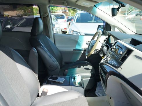 Used 2014 Toyota Sienna SE FWD image 22
