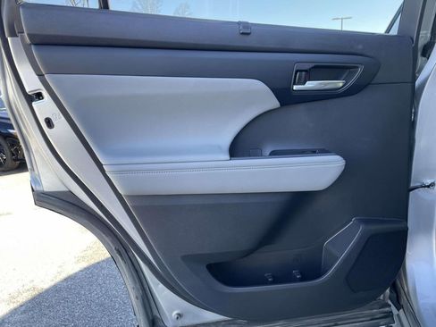 Used 2023 Toyota Highlander XLE image 2