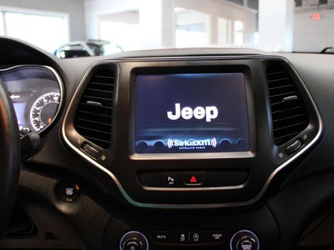 Used 2019 Jeep Cherokee Trailhawk w/ Cold Weather Group AWD/4WD image 18