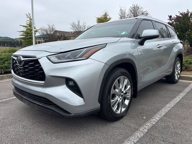 Used 2021 Toyota Highlander Limited FWD image 1