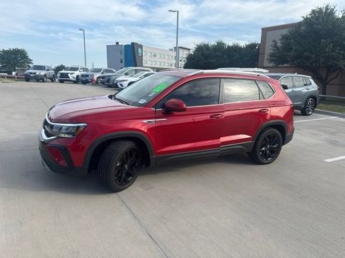 Used 2022 Volkswagen Taos SE w/ Panoramic Sunroof Package AWD/4WD image 6