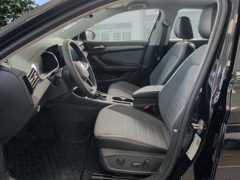 Used 2025 Volkswagen Jetta SE FWD image 5