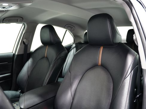 Used 2020 Toyota Camry XLE image 15