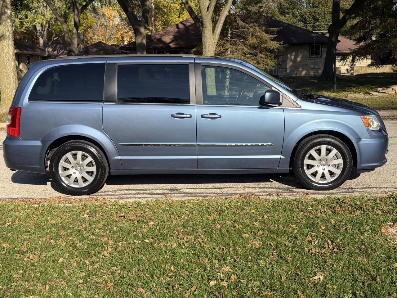 Used 2012 Chrysler Town & Country Touring w/ Entertainment Group #1 FWD image 6