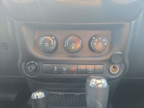 Used 2018 Jeep Wrangler Unlimited Sahara w/ Connectivity Group AWD/4WD image 26