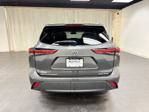 Used 2022 Toyota Highlander XLE AWD/4WD image 4